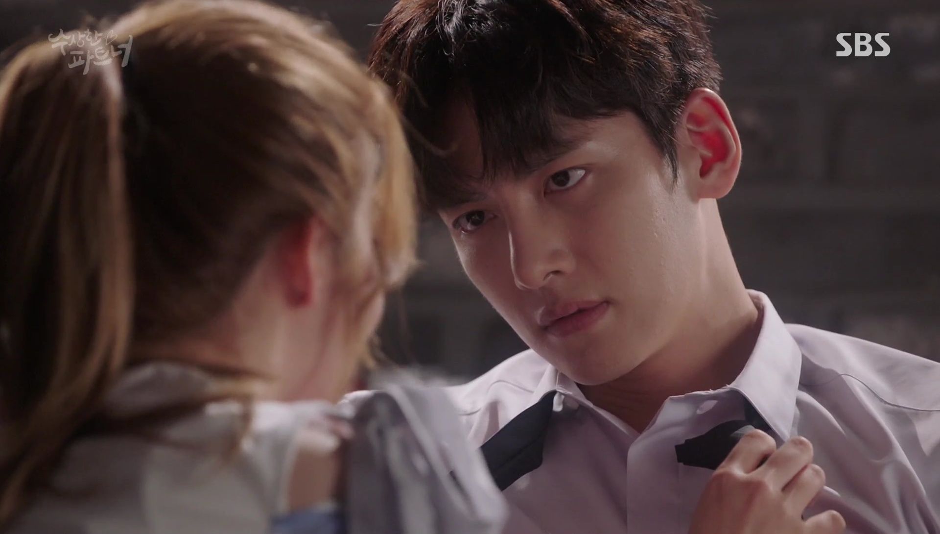 Подозрительный партнёр дорама за кадром. Подозреваемые партнер. Подозреваемые партнер. Квон на ра подозрительный партнер. Подозреваемые партнер.