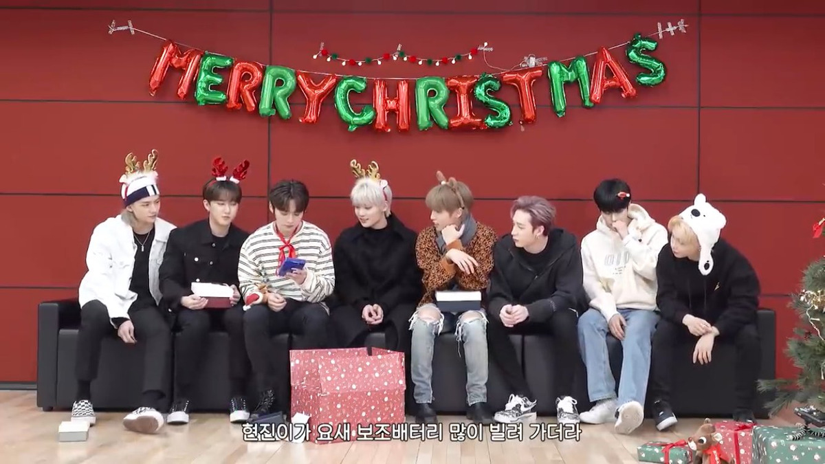 Песня stray kids christmas. Stray Kids Рождество 2020. Stray Kids новый год. Stray Kids новый год 2020. Группа Stray Kids новогодние.