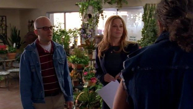 In Plain Sight — s02e08 — A Frond in Need