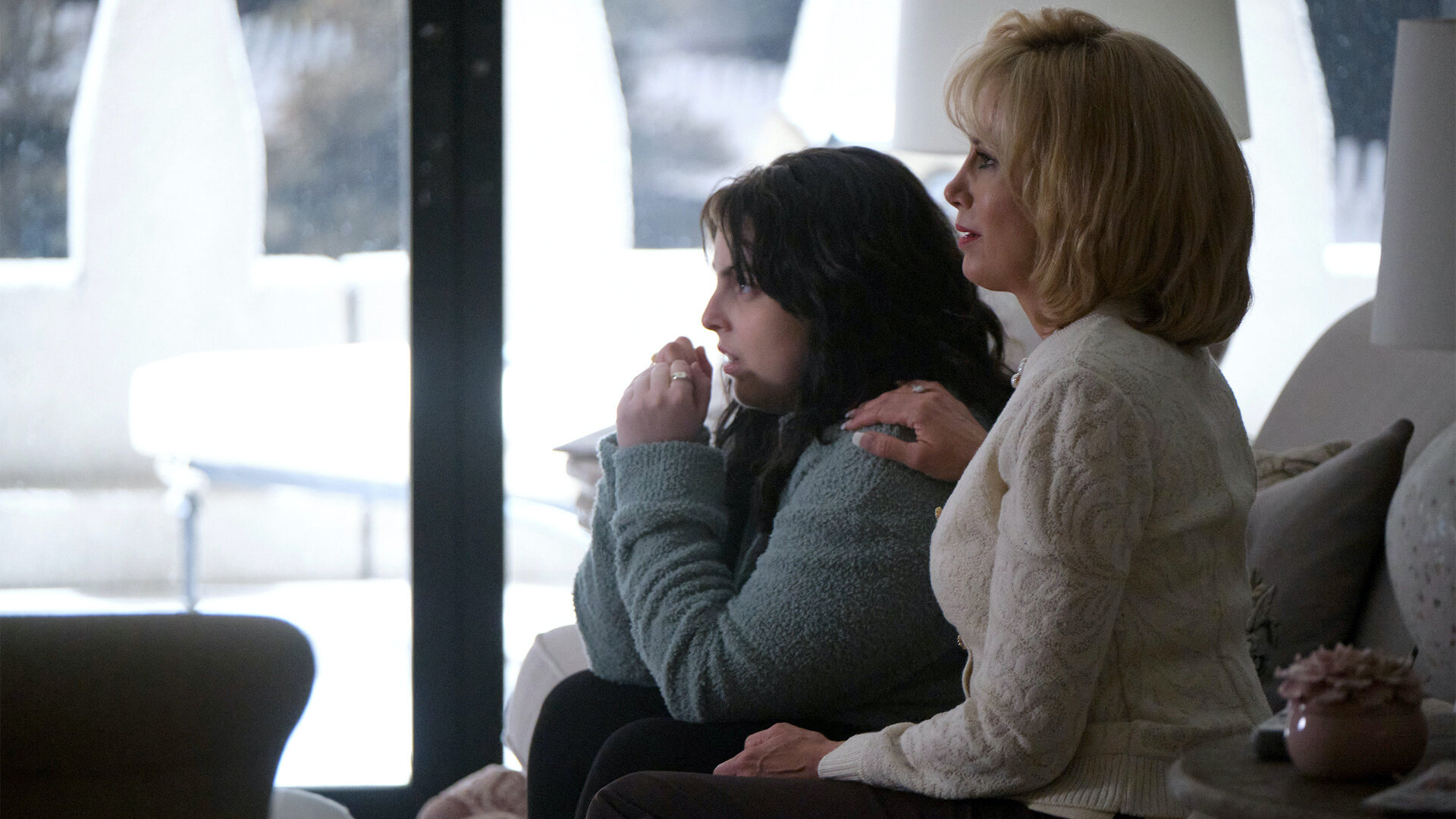 американская история преступлений 3 сезон про что. aa05ee414ca50c71c14bec065b752968. американская история преступлений 3 сезон про что фото. американская история преступлений 3 сезон про что-aa05ee414ca50c71c14bec065b752968. картинка американская история преступлений 3 сезон про что. картинка aa05ee414ca50c71c14bec065b752968. Аппаратчица-одиночка (Сара Полсон) после обидного понижения замышляет месть в виде разоблачения прежнего руководства — остается лишь подобрать фактуру и предложить знакомой книгоиздательнице. За несколько лет до этого провинциальная госслужащая (Аннали Эшфорд) требует через суд извинений от президента США за неподобающую просьбу о фелляции (сама госслужащая, конечно, такого слова не знает). Чуть позже, несмотря на огласку этого сюжета, совсем юная стажерка из Белого дома (Бини Фельдштейн) отчаянно влюбляется в самого высокого начальника (Клайв Оуэн), но в итоге остается у разбитого корыта в компании той самой аппаратчицы. Где‑то на сюжетной периферии продавец из сувенирной лавки телеканала после работы воображает себя журналистом из начала века, надевает нелепые тренч и федору и публикует новости в авторском интернет-блоге, мечтая изо всех сил о настоящей сенсации. На дворе снежный январь 1998-го, и скоро судьбы этих героев самым логичным образом сплетутся в гордиев узел. американская история преступлений 3 сезон про что. aa05ee414ca50c71c14bec065b752968. американская история преступлений 3 сезон про что фото. американская история преступлений 3 сезон про что-aa05ee414ca50c71c14bec065b752968. картинка американская история преступлений 3 сезон про что. картинка aa05ee414ca50c71c14bec065b752968. Аппаратчица-одиночка (Сара Полсон) после обидного понижения замышляет месть в виде разоблачения прежнего руководства — остается лишь подобрать фактуру и предложить знакомой книгоиздательнице. За несколько лет до этого провинциальная госслужащая (Аннали Эшфорд) требует через суд извинений от президента США за неподобающую просьбу о фелляции (сама госслужащая, конечно, такого слова не знает). Чуть позже, несмотря на огласку этого сюжета, совсем юная стажерка из Белого дома (Бини Фельдштейн) отчаянно влюбляется в самого высокого начальника (Клайв Оуэн), но в итоге остается у разбитого корыта в компании той самой аппаратчицы. Где‑то на сюжетной периферии продавец из сувенирной лавки телеканала после работы воображает себя журналистом из начала века, надевает нелепые тренч и федору и публикует новости в авторском интернет-блоге, мечтая изо всех сил о настоящей сенсации. На дворе снежный январь 1998-го, и скоро судьбы этих героев самым логичным образом сплетутся в гордиев узел.