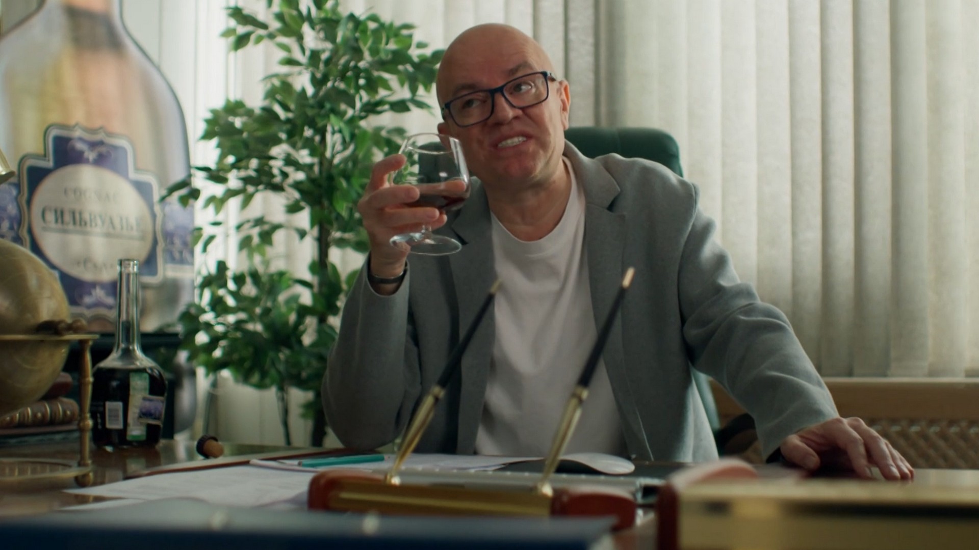 Сашатаня особняк сильвестра. Сильвестро из саши таня. Саша таня начальник. Универ двойник сильвестра андреевича. Почему нет сильвестра в новых сериях сашатаня.