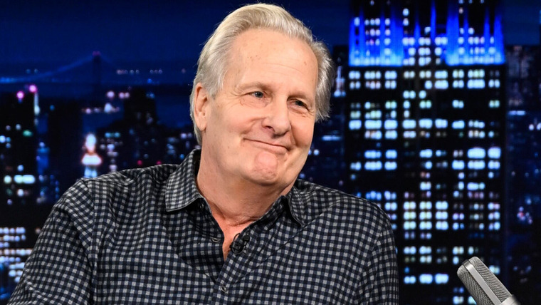 Ночное шоу с Джимми Фэллоном — s2025e06 — Jeff Daniels, Gabriel Basso, The Marías