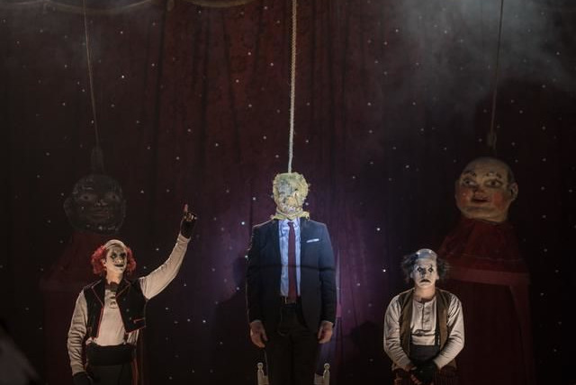 Сеньор Авила — s04e04 — The Embalmed Wolf Is Sleeping