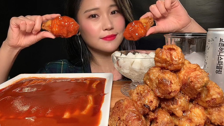 Yura ASMR 유라 — s01e20 — 신전 떡볶이 교촌 허니콤보 먹방~! ASMR Honey combo chicken, Spicy tteokbokki EATING SHOW! MUKBANG!