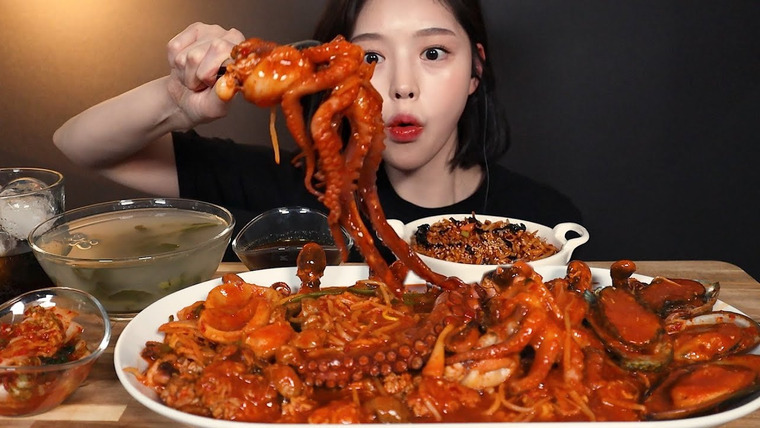 문복희 Eat with Boki — s02e53 — SUB)매콤통통 쭈꾸미가득 해물찜 먹방! 🐙🦐🦑 볶음밥 동치미까지 리얼사운드 Haemuljjim Braised Seafood mukbang ASMR