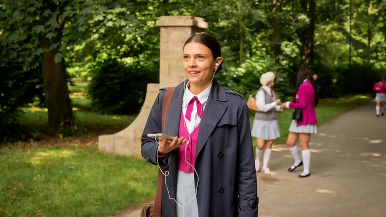 Maxton Hall - The World Between Us — s02e01 — Am Boden zerstört