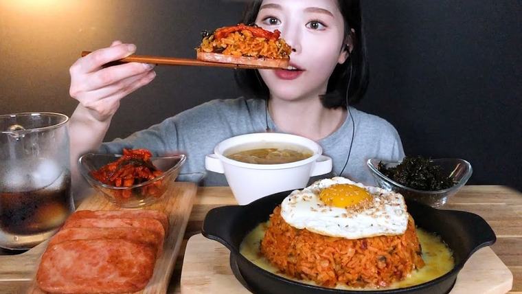 문복희 Eat with Boki — s01e93 — SUB)치즈 김치볶음밥 먹방 (feat.스팸) 리얼사운드 kimchibokkeumbab Mukbang ASMR
