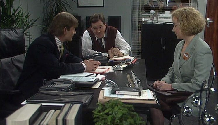 Drop the Dead Donkey — s03e01 — In Place of Alex