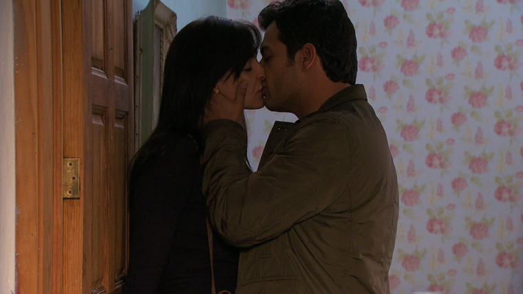 Señora Acero — s01e16 — Elio besa a Sara