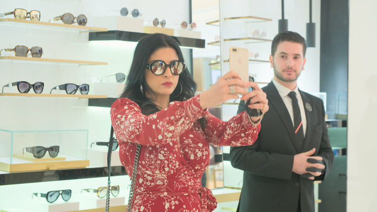 Fabulous Lives of Bollywood Wives — s01e06 — "Aap Qatar mein hain…"