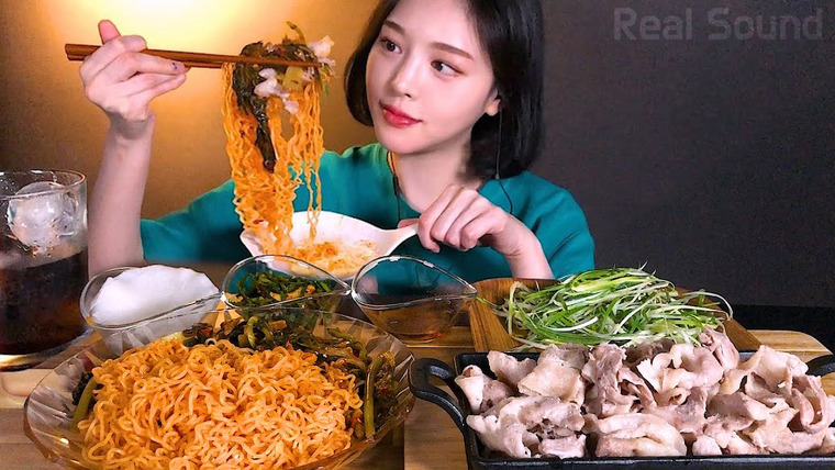 문복희 Eat with Boki — s01e74 — SUB)매콤한 열무 비빔면 대패삼겹살 먹방 꿀조합 리얼사운드 samgyeopsal and Spicy Noodles(bibimmyeon) Mukbang ASMR eating show