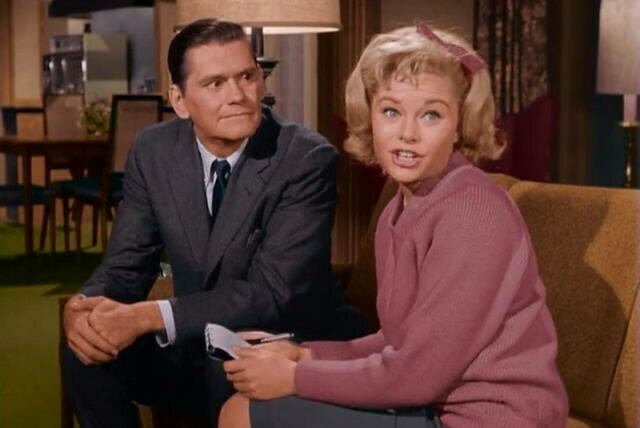 Bewitched — s01e08 — The Girl Reporter