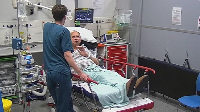 24 Hours in A&E — s22e06 — The Show Must Go On