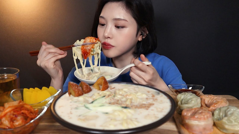 문복희 Eat with Boki — s02e61 — SUB)더운 날 시원한 콩국수 먹방! (ft.찹쌀도넛) 고기왕만두 김치왕만두까지🥟리얼사운드 Kongguksu dumpling mukbang ASMR