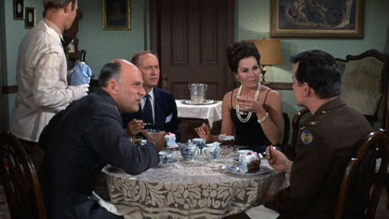 Hogan's Heroes — s04e09 — Guess Who Came to Dinner?