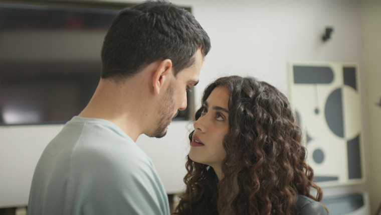 Romina Poderosa — s01e42 — Virginia se da cuenta que Juan Manuel estuvo con otra mujer en el apartamento