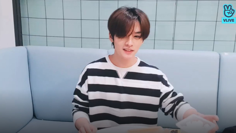 Stray Kids — s2020e84 — [Live] LEE KNOW RI BANG😺 Let's eat