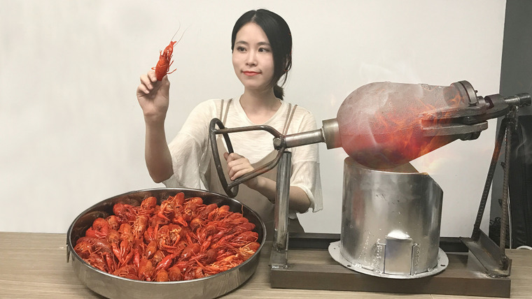 Office Chef: Ms Yeah — s01e19 — Cooking crayfish with popcorn popper?! Boom! Sichuan style crayfish at your service
