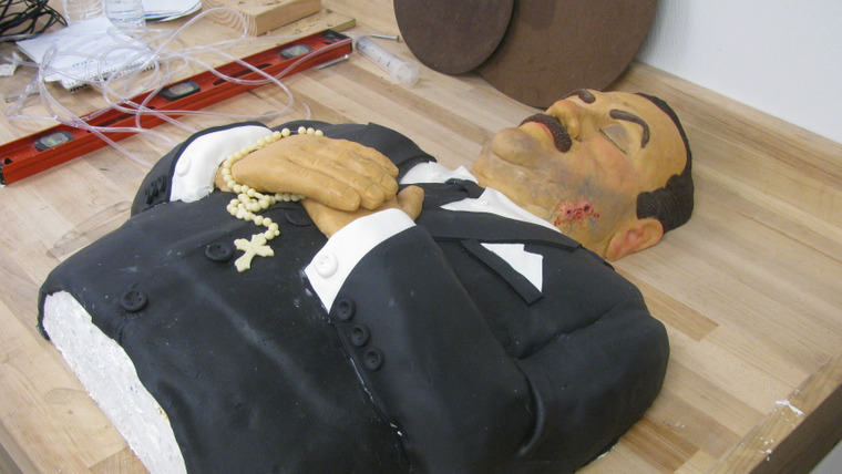 Король кондитеров — s04e31 — Coffins, Costumes and a Cake on a Gurney