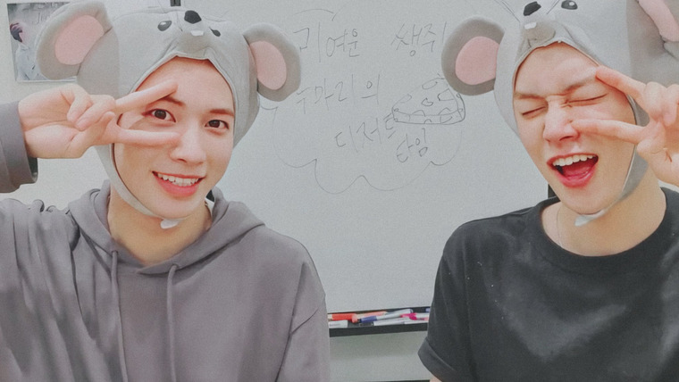 Tomorrow x Together on Live — s2020e102 — [Live] Taejun: Don't Laugh Squeak Squeak🐭