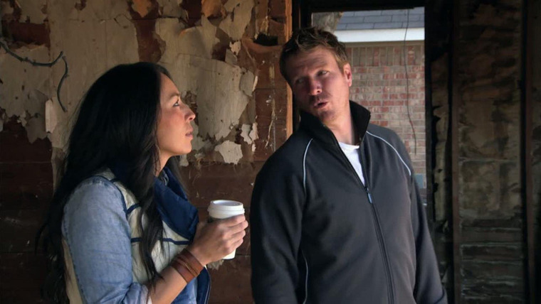 Fixer Upper — s01e06 — The Gaines' Carpenter and Family Seek Urban Environment