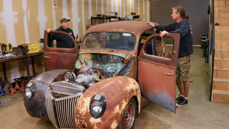 Roadkill Garage — s09e01 — Bootleg Ford Fixing and Road Trip!