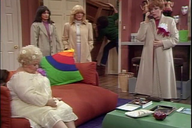 Слишком тесно — s02e22 — Don't Shoot the Piano Movers