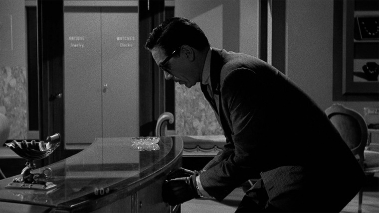 Perry Mason — s04e19 — The Case of the Blind Man's Bluff