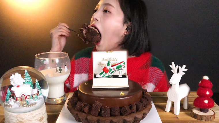 문복희 Eat with Boki — s01e116 — SUB)파리바게뜨 초코케이크 먹방 🎂 미리메리크리스마스! 🎅🏻🎁❣ Early Merry Christmas Choco Cake MUKBANG ASMR