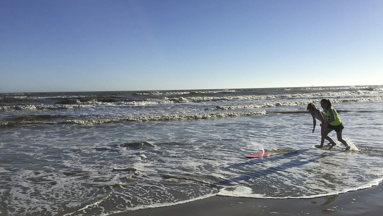 Beachfront Bargain Hunt — s2015e44 — Crashin' on the Shores of Crystal Beach, TX