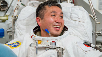 Live from Space — s01e01 — Living in Space