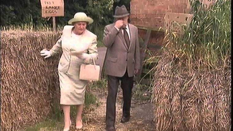 Keeping Up Appearances — s04e02 — Country Retreat