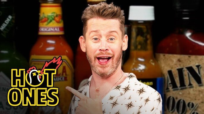 Горячие — s27e12 — Macaulay Culkin Is Up for a Goof While Eating Spicy Wings