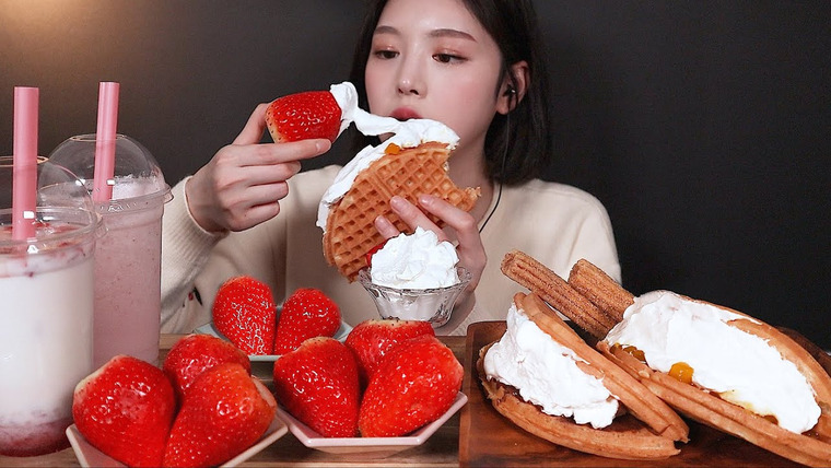 문복희 Eat with Boki — s02e23 — SUB)대왕딸기에 생크림 왕창 들어간 와플 먹방🧇🍫🍓 요거트스무디 딸기라떼까지 디저트 리얼사운드 Giant Strawberry nutella waffle Mukbang ASMR