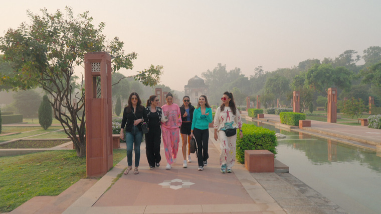 Fabulous Lives of Bollywood Wives — s03e01 — The Delhi Cats
