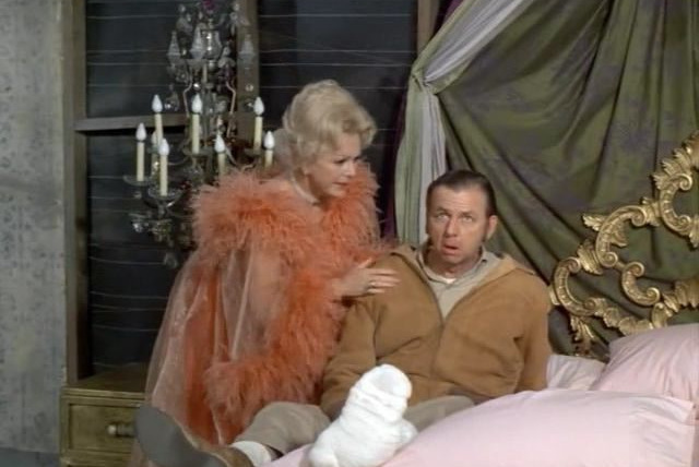Зеленые просторы — s06e23 — The Hole in the Porch
