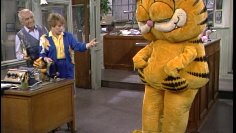 Слишком тесно — s06e06 — Garfield the Cat Joins the Marin Bugler