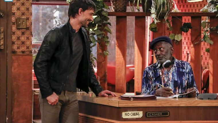 Две девицы на мели — s06e21 — And the Rock Me on the Dais
