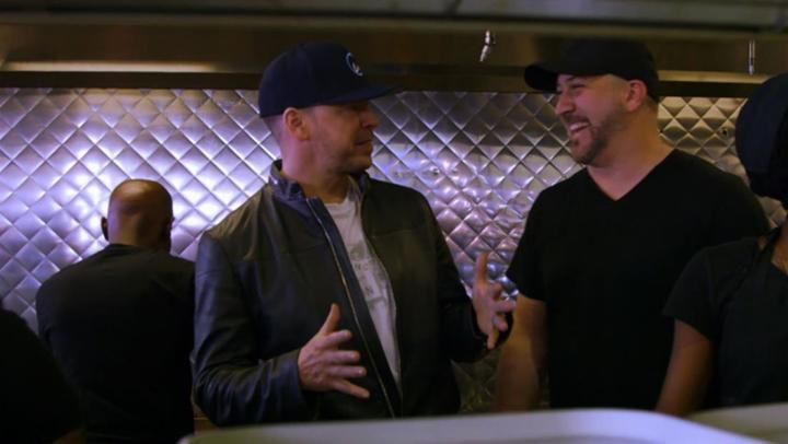 Wahlburgers — s08e04 — Weiner Takes All