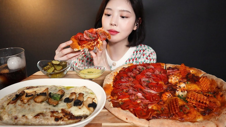 문복희 Eat with Boki — s02e81 — SUB)옥수수새우피자 베이컨페퍼로니피자에 트러플 크림 라자냐 먹방🍕 Shrimp Pizza&Bacon Pizza Lasagna Mukbang ASMR