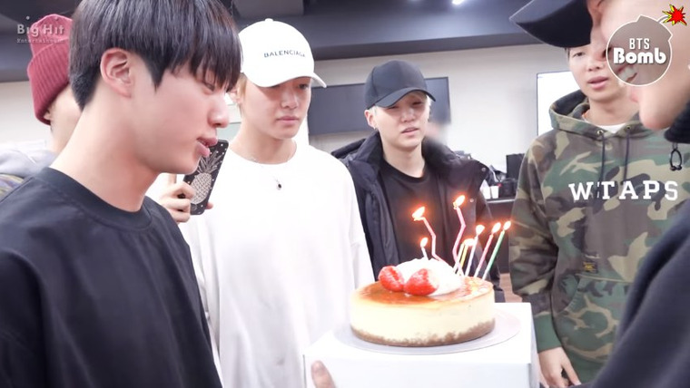 BTS - Бомба Bangtan — s16e25 — Jin’s Surprise Birthday Party