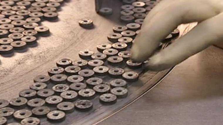 Как это работает? — s07e03 — Lighters; Fossils; Hockey Pucks; High-Pressure Cylinders