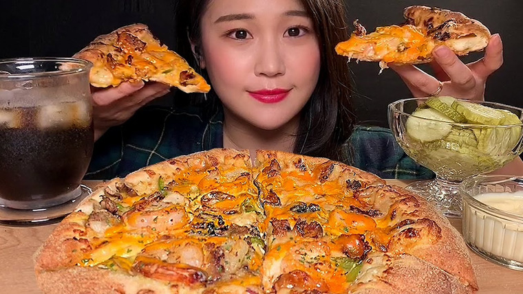 Yura ASMR 유라 — s01e23 — 도미노 피자 먹방~! 블랙타이거 슈림프, 문어밤 슈림프🍕ASMR Shrimp Pizza Mukbang Eating Show ピザ domino's pizza mukbang