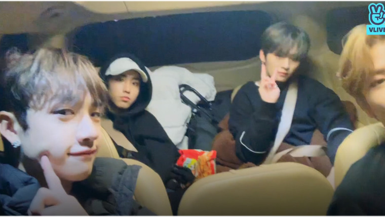 Stray Kids — s2019e301 — [Live] It's nice to Stay in a while ♥