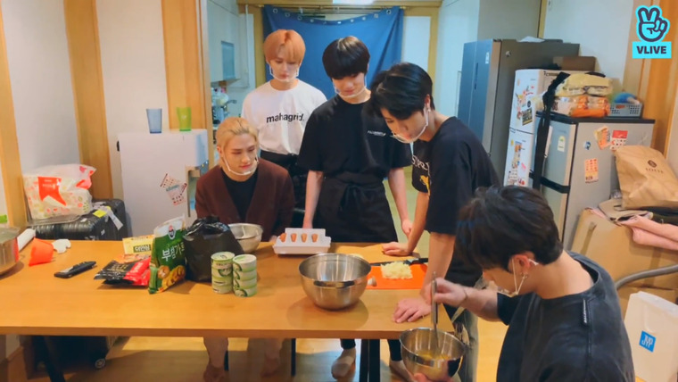 Stray Kids — s2020e154 — [Live] «Yes Customer» Welcome! It's Lee Know's Restaurant! 👨‍🍳