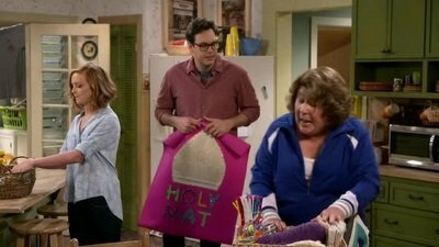 Миллеры в разводе — s02e07 — When the Pope Comes Marching In