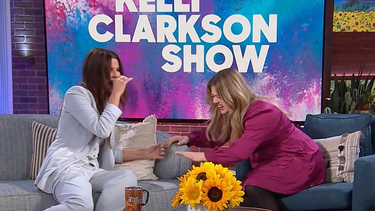 The Kelly Clarkson Show — s03e61 — Sandra Bullock, Yvonne Orji, Tan France, Alison Krauss, Robert Plant