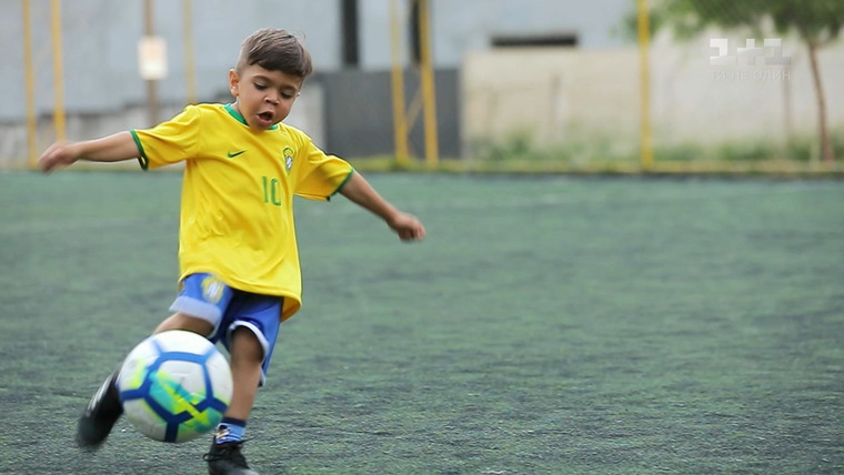 Мир наизнанку — s10e24 — Самая молодая звезда футбола и спасение Адриано
