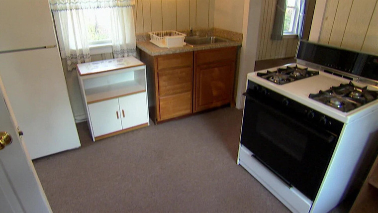 Tiny House Hunters — s01e03 — Family of Six Downsizes from 2500 Sq. Ft. to Tiny Home