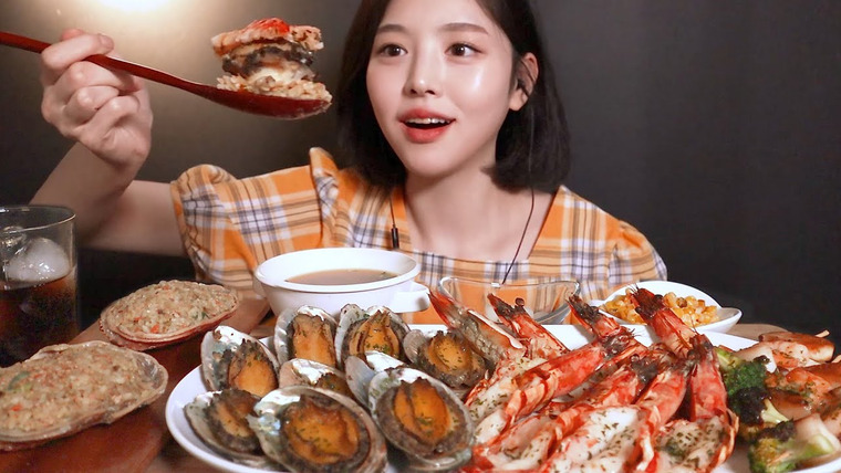 문복희 Eat with Boki — s02e25 — SUB)고소함 폭발! 전복버터구이 왕새우버터구이 먹방(feat.게내장볶음밥🦀) 새우꼬치까지Grilled abalone & shrimp with butter Mukbang ASMR